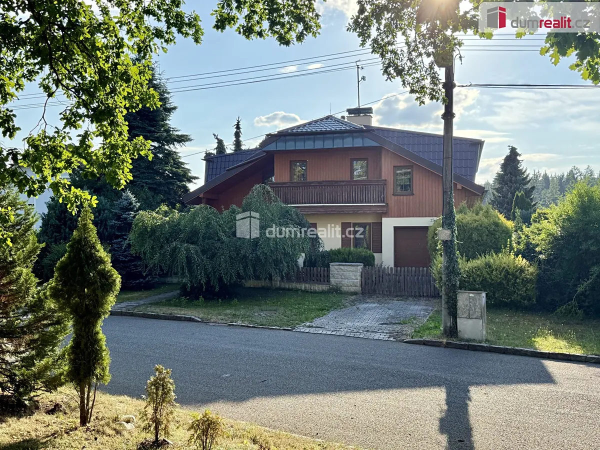 Prodej vily 330 m², pozemek 944 m²